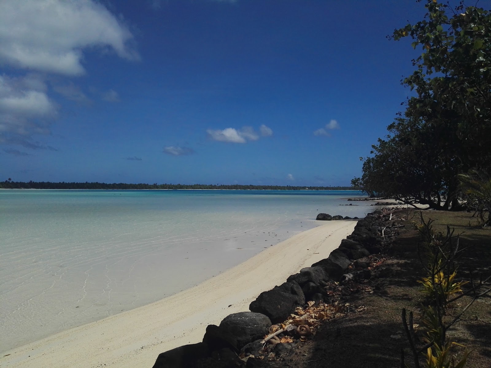 Terei'a Beach的照片 带有碧绿色纯水表面