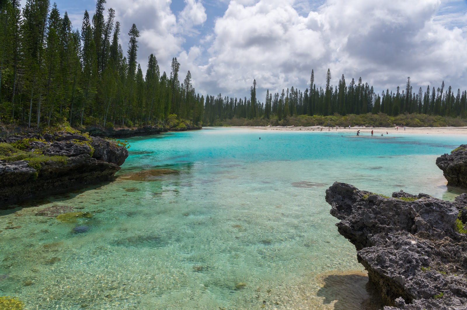 Fotografie cu Oro Natural Pool cu o suprafață de apa pură turcoaz