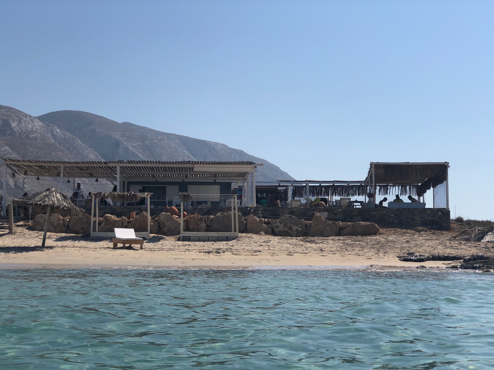 Paralia Amoua'in fotoğrafı küçük koy ile birlikte