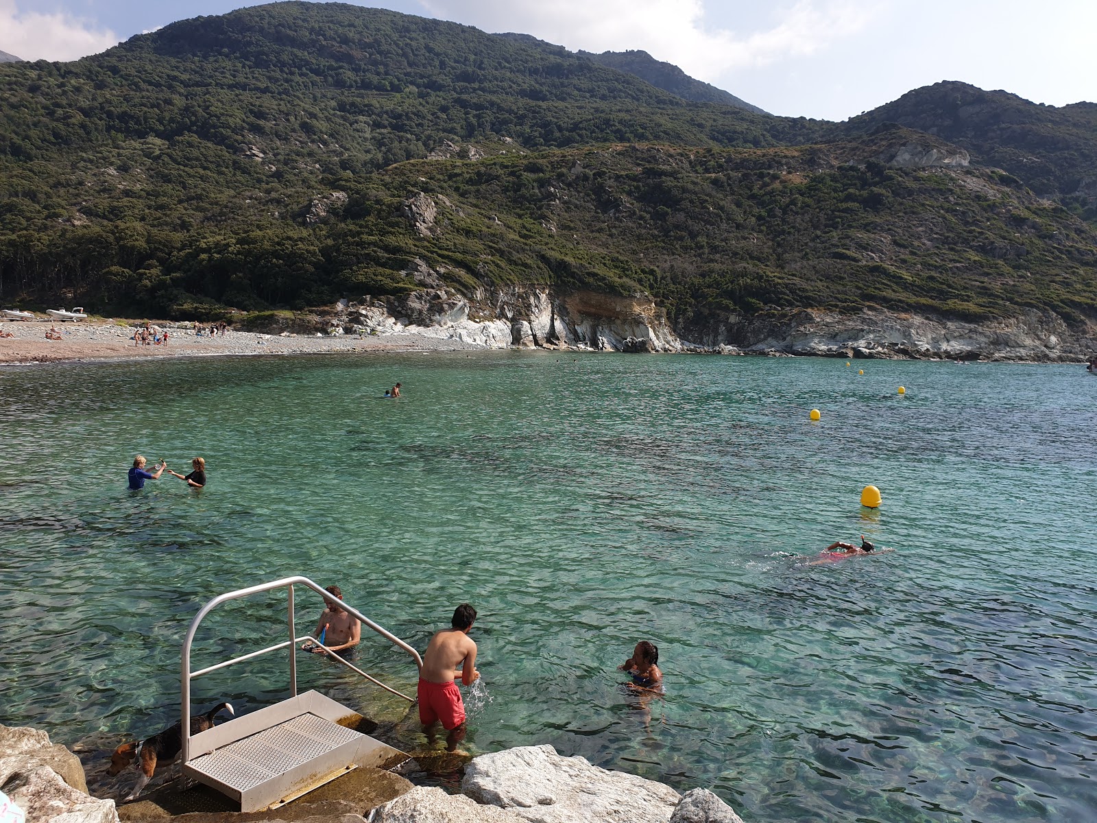 Foto de Giottani beach apoiado por penhascos