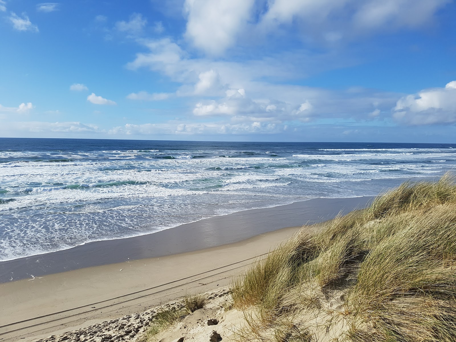 Foto de South Jetty Beach com areia brilhante superfície