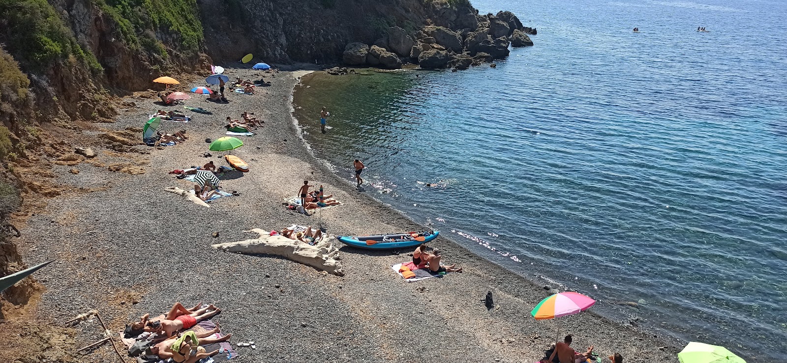 Foto van Spiaggia Canata met grijze fijne kiezelsteen oppervlakte