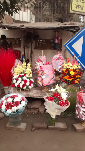 रोड कॉर्नर फूलों की दुकान