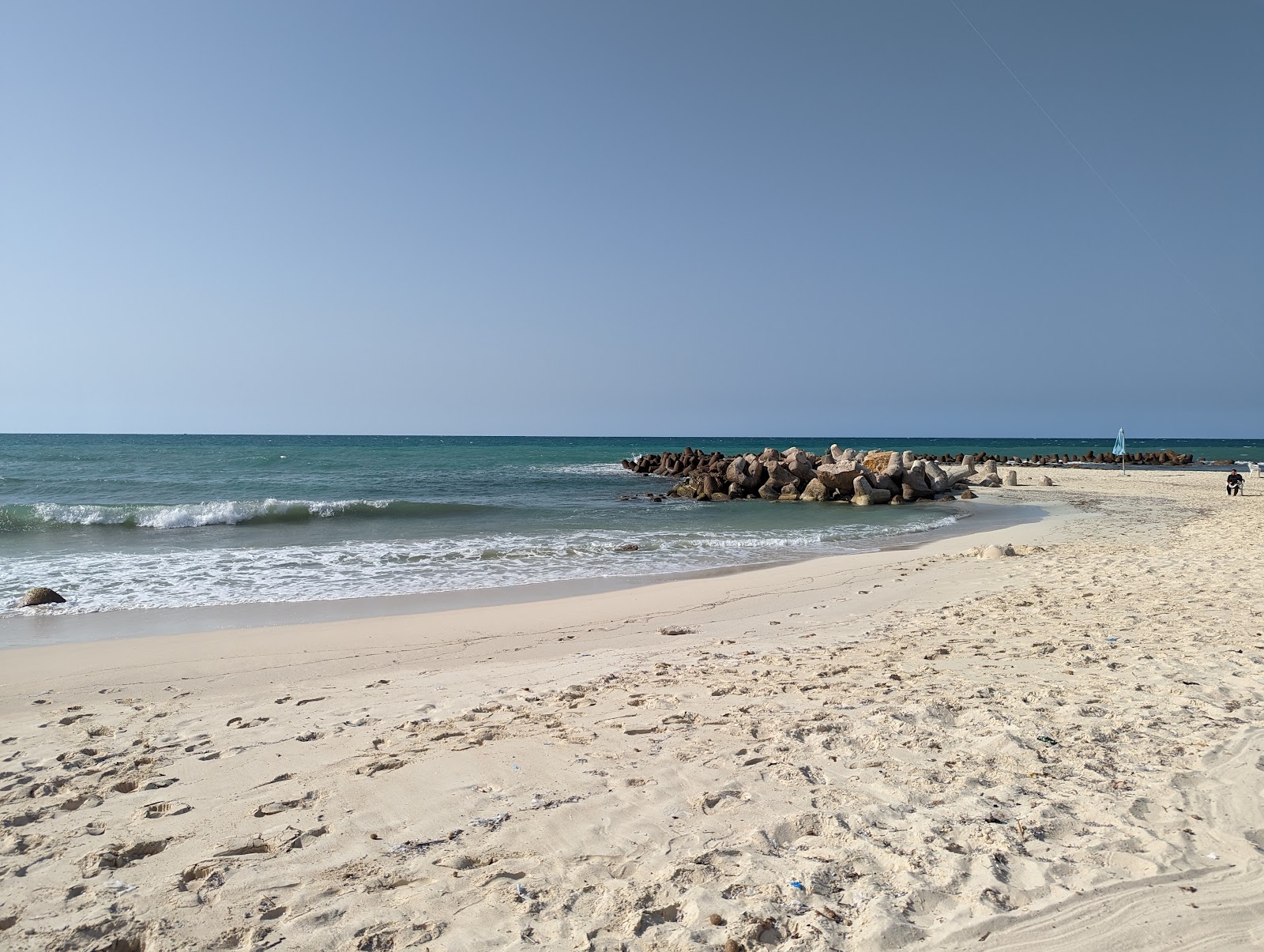 Foto von Omraa El Behar Village Beach mit weißer sand Oberfläche