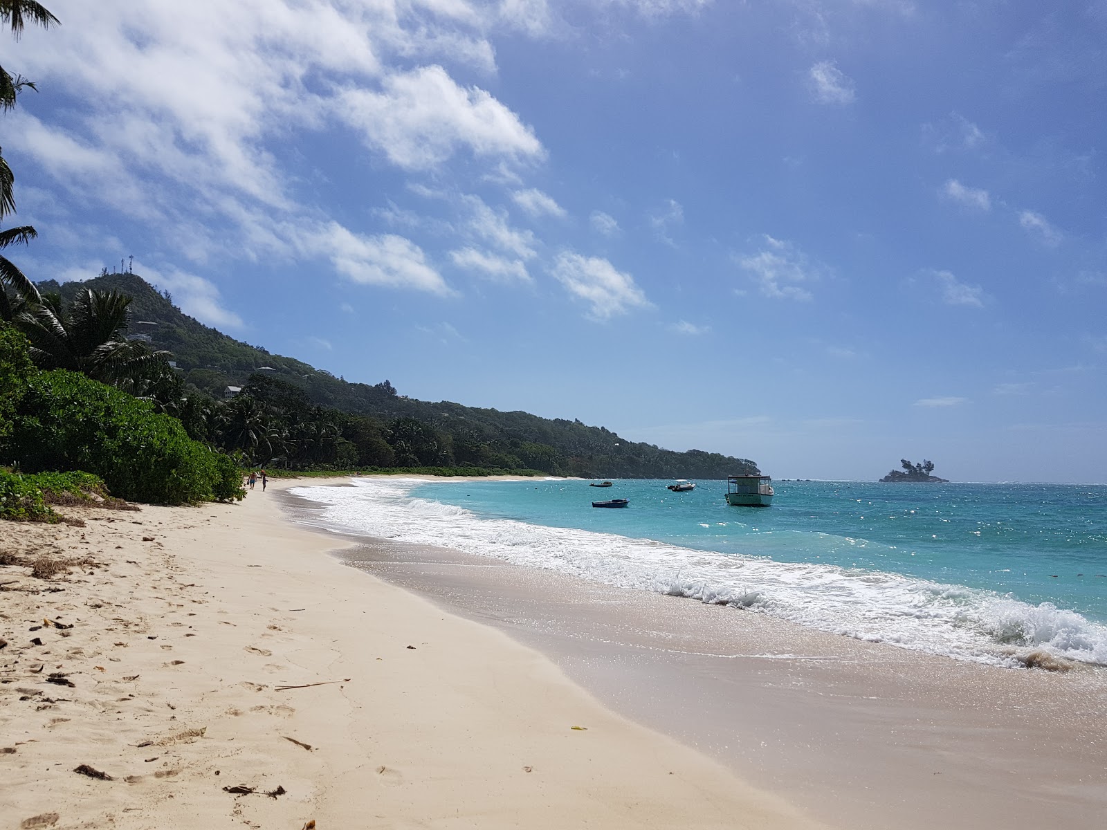 Au Sel Beach的照片 带有细腻的米色沙子表面