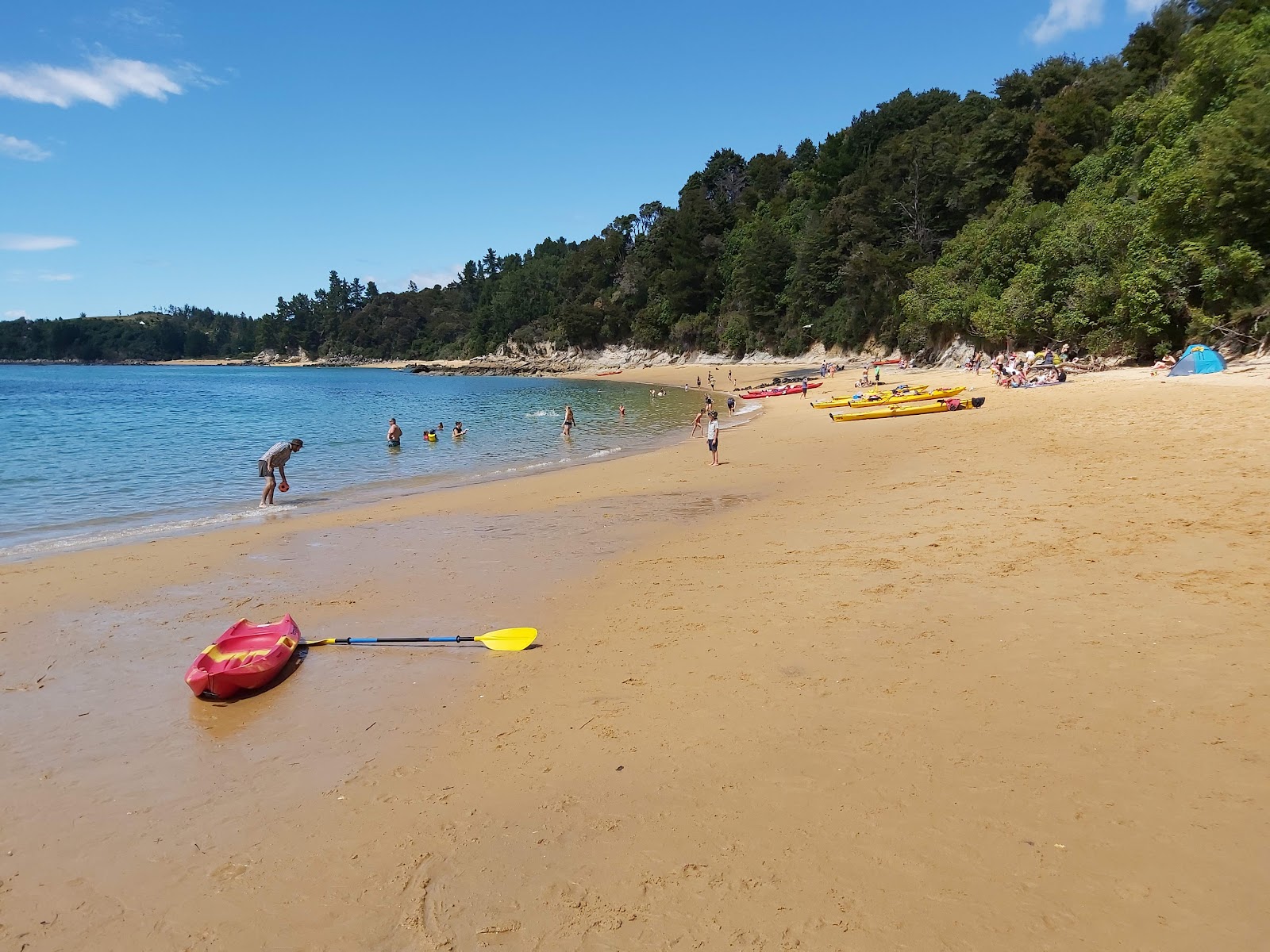 Foto van Split Apple Rock Beach ondersteund door kliffen