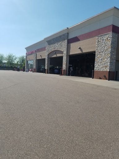 Tire Shop «Discount Tire Store - Woodbury, MN», reviews and photos, 570 Woodbury Dr, Woodbury, MN 55125, USA