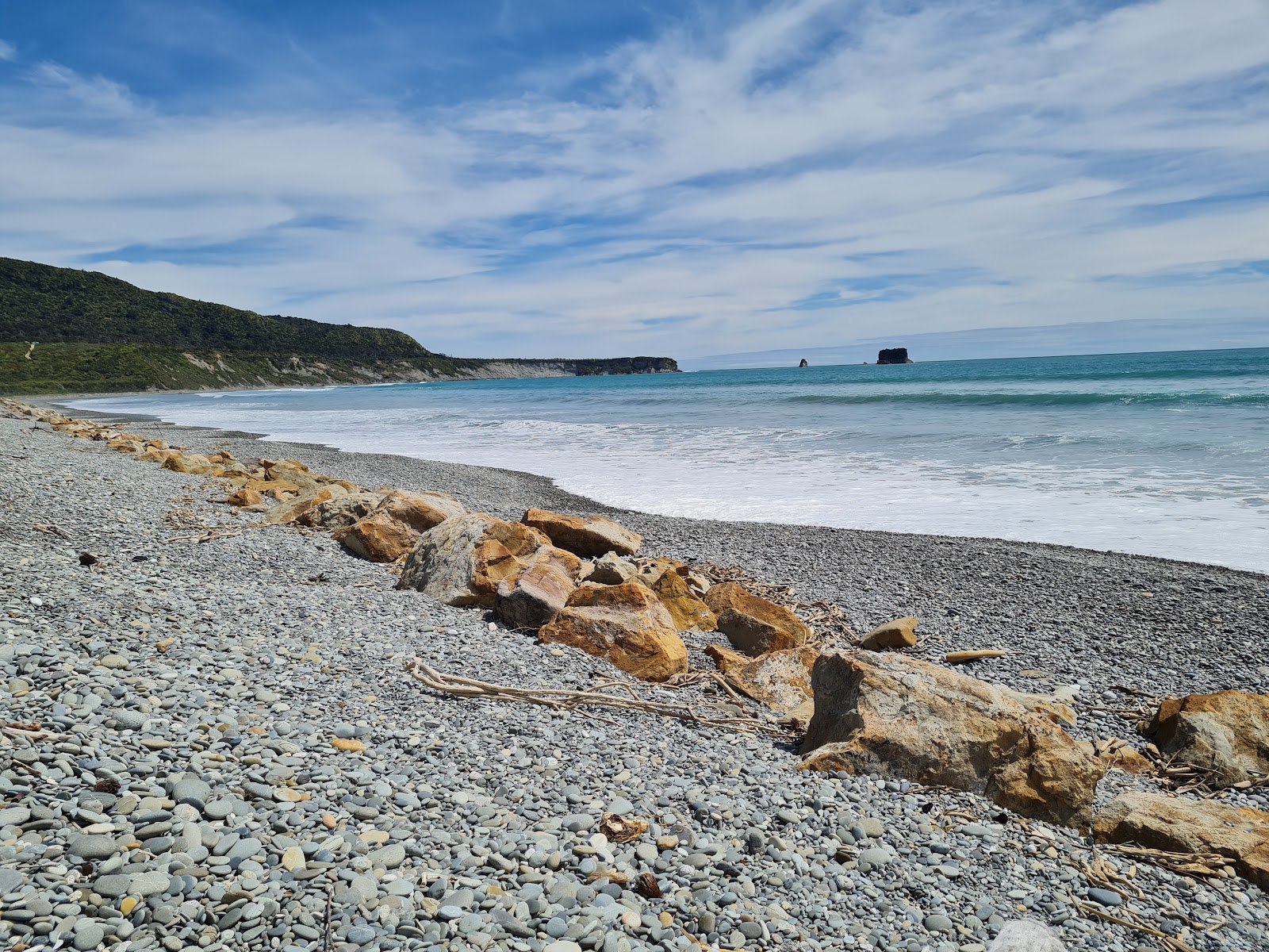 Fotografija Rapahoe Bay Beach z sivi kamenček površino