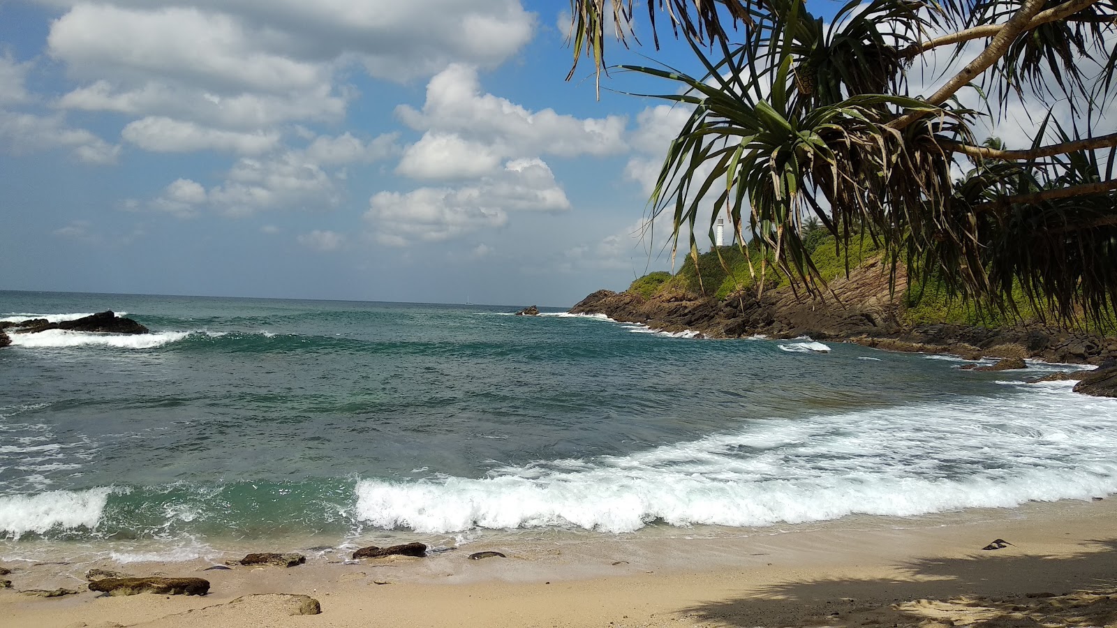 Niyana Wella Beach'in fotoğrafı küçük koy ile birlikte