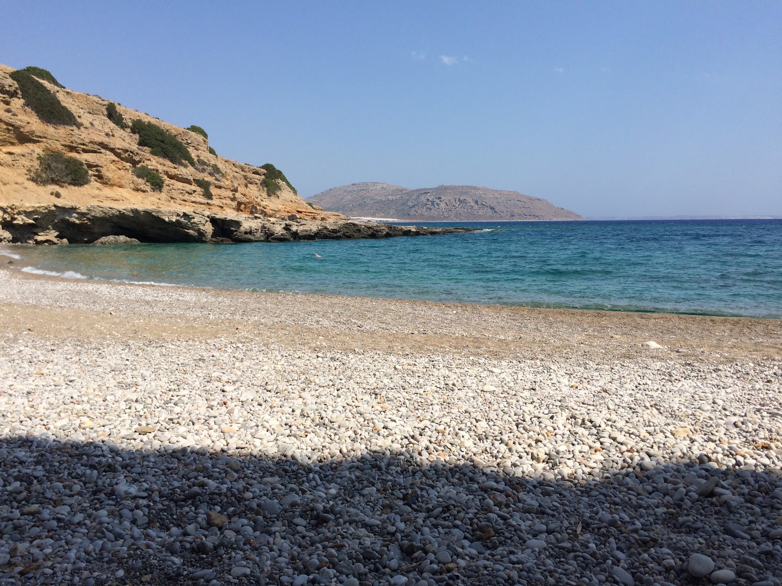Zdjęcie Kalami beach otoczony górami