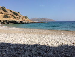 Zdjęcie Kalami beach otoczony górami