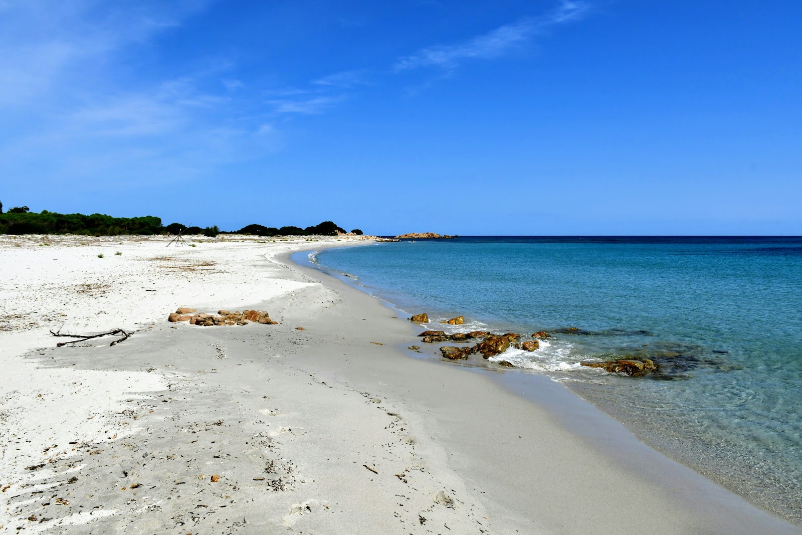 Foto von Su Cannatzellu Beach mit feiner weißer sand Oberfläche