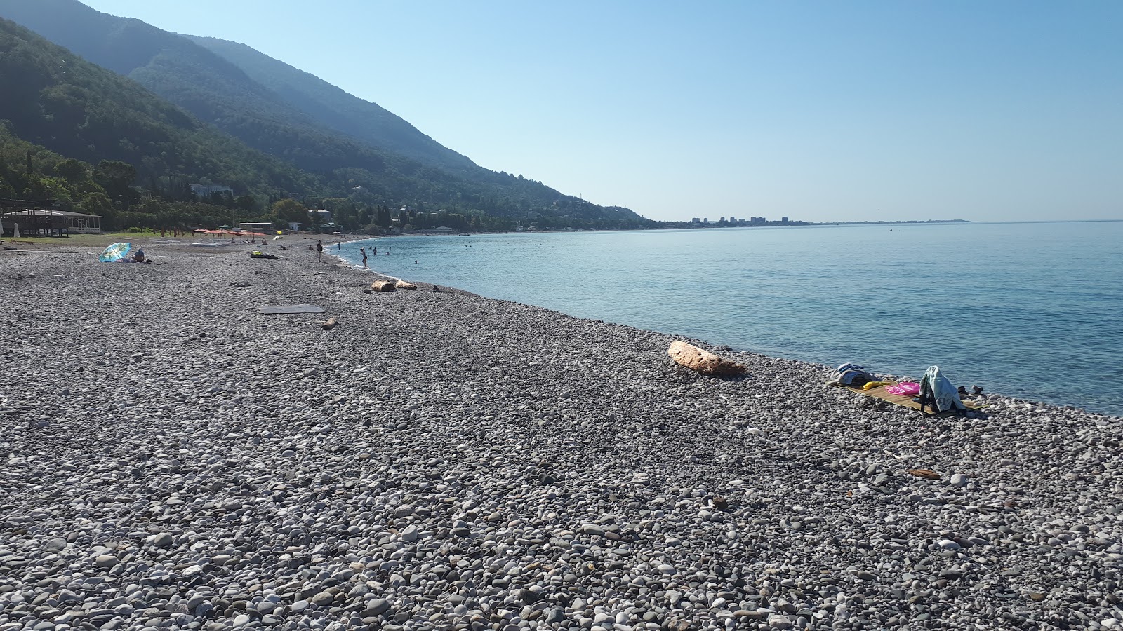 Gagra beach II'in fotoğrafı uçurumlarla desteklenmiş