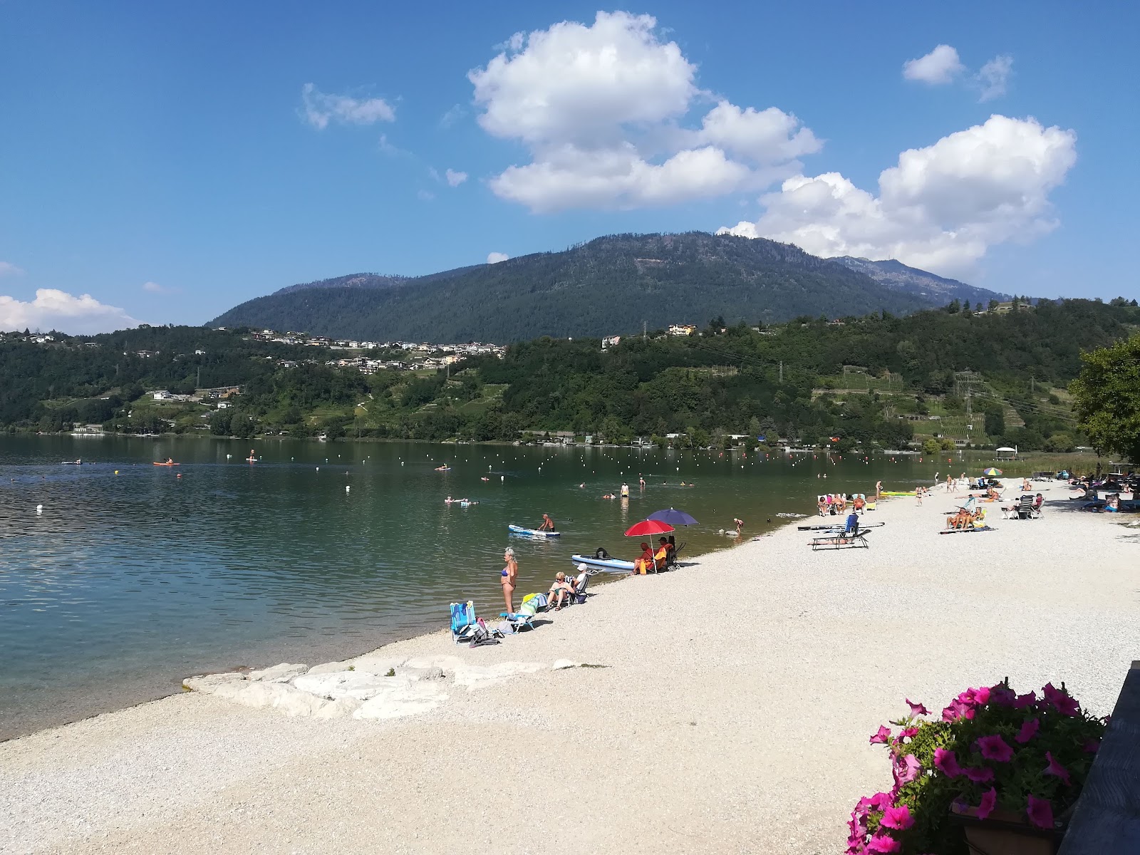 Foto von Caldonazzo Beach mit graue kiesel Oberfläche