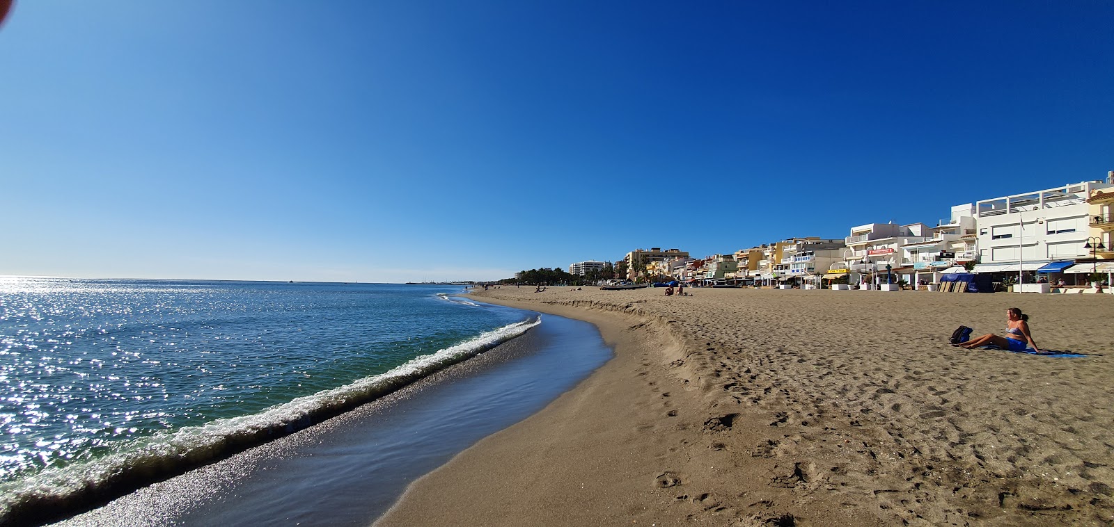 Foto von Carihuela Strand mit reines blaues Oberfläche