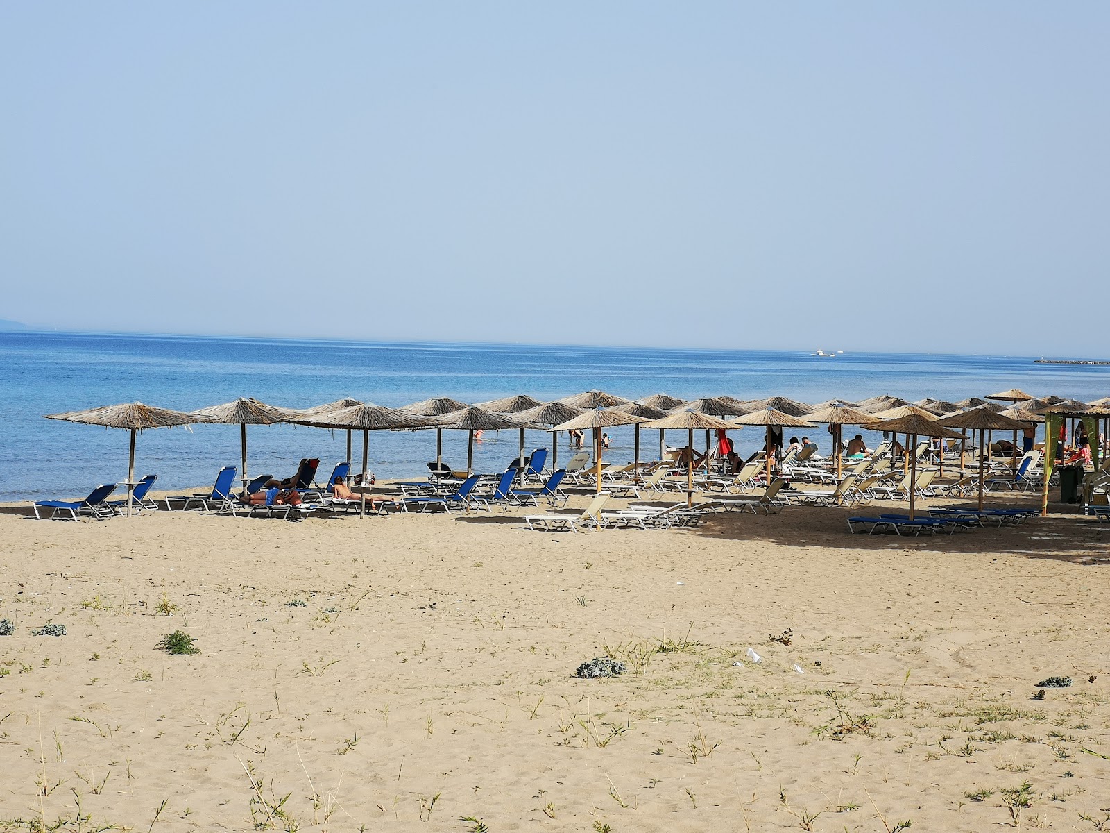 Fotografija Bouka beach z turkizna čista voda površino