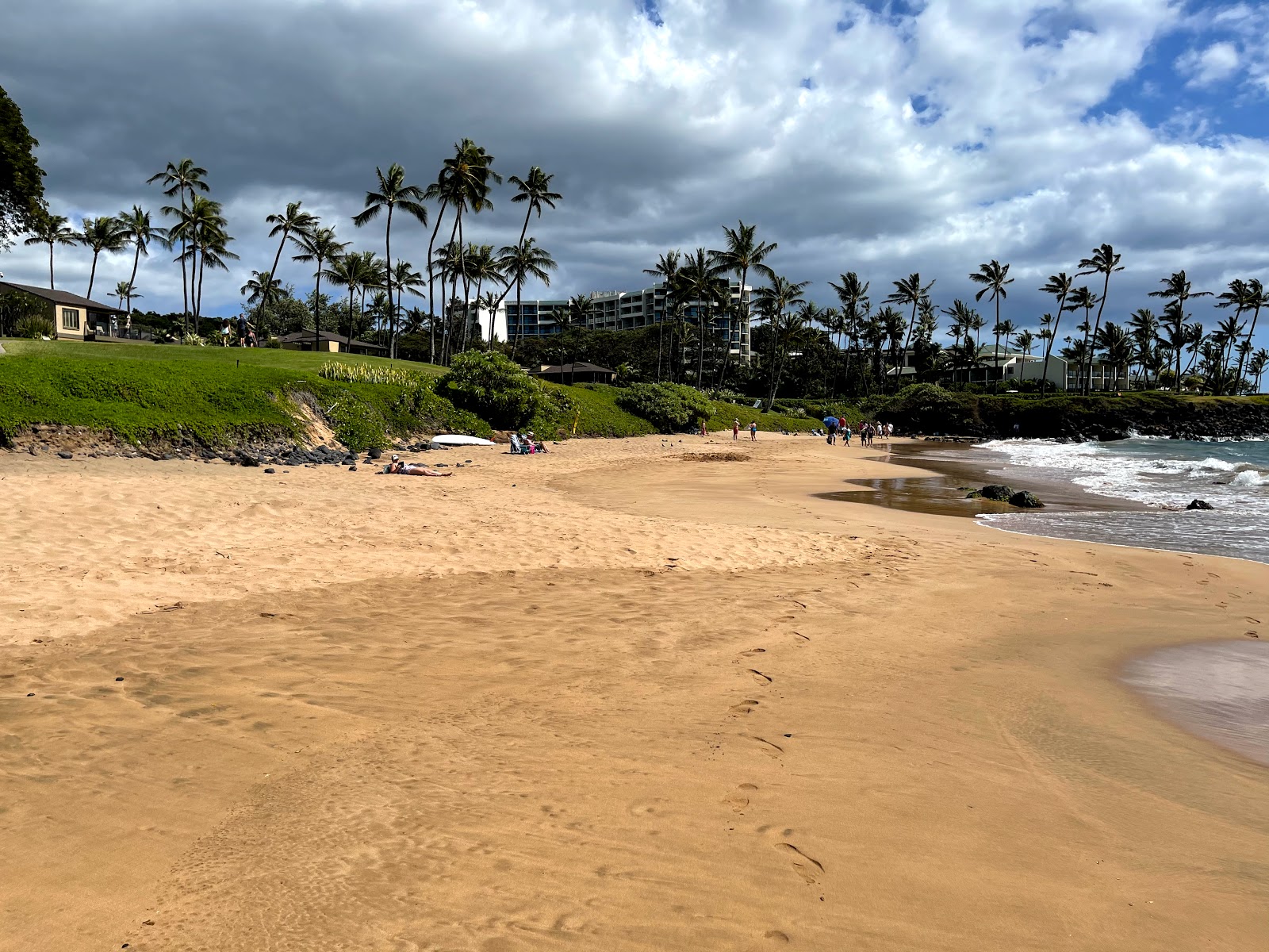 Foto de Ulua Beach com areia brilhante superfície