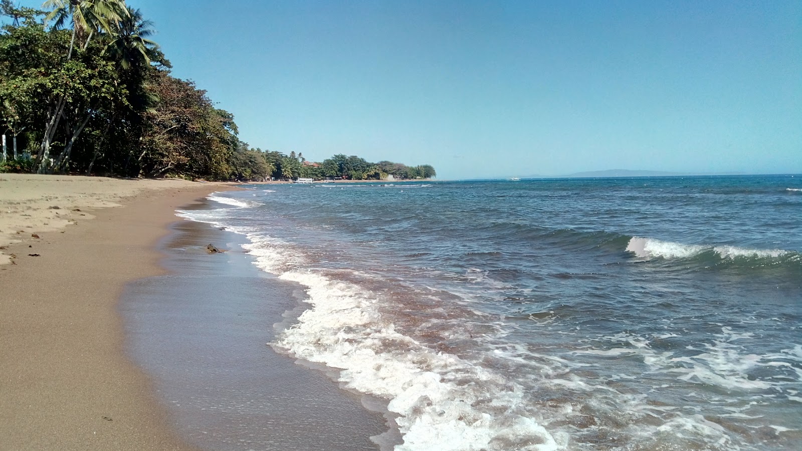 Foto av Uzi's Beach med beige sand yta