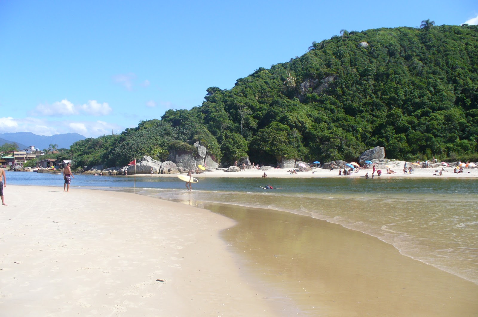 Foto di Praia da Guarda sorretto da scogliere