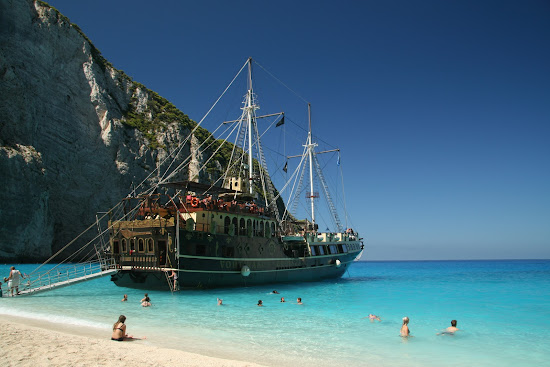 Navagio Plajı (Gemiler Mezarlığı)