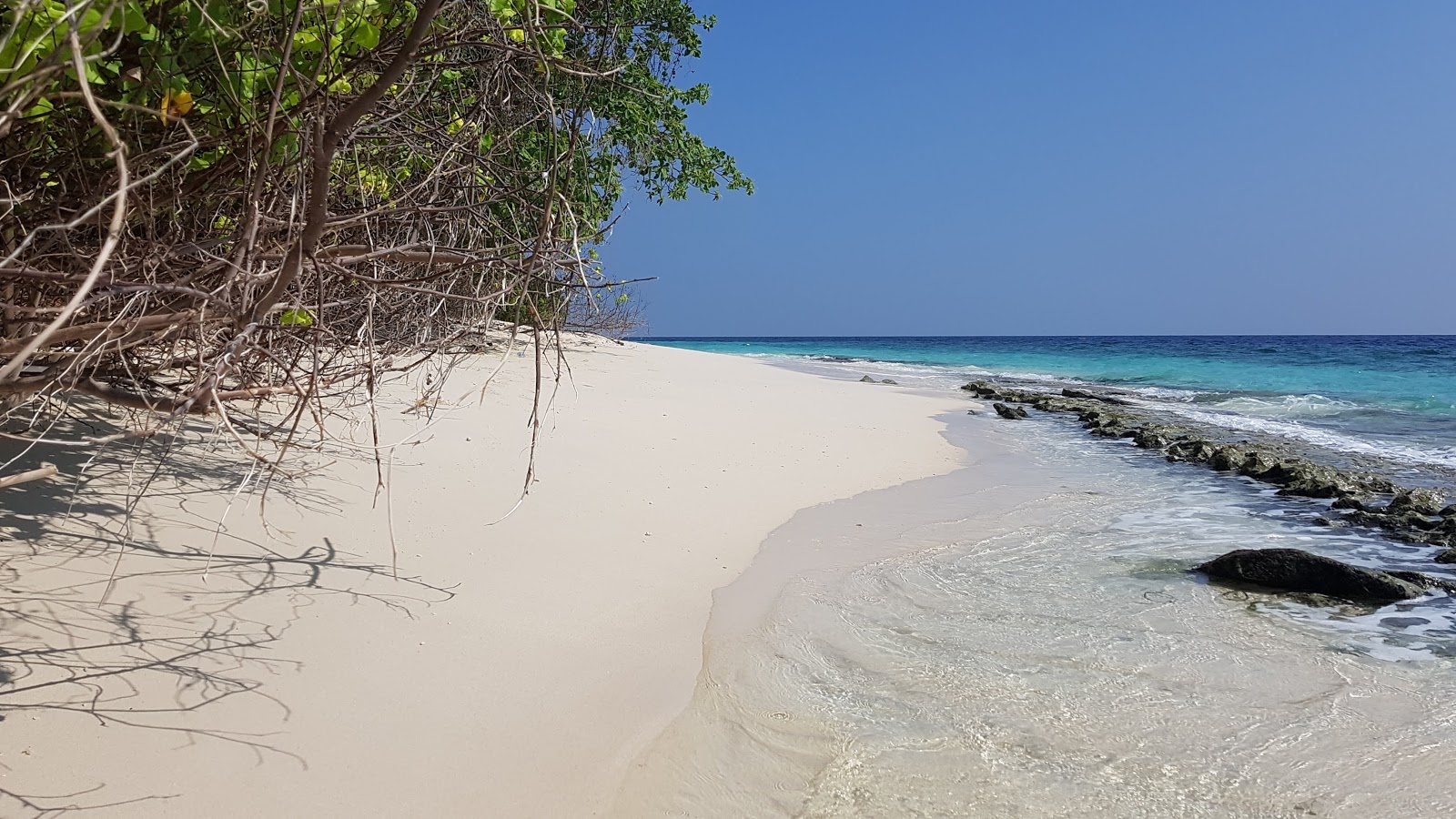 Photo of Kendhoo Beach with bright sand surface