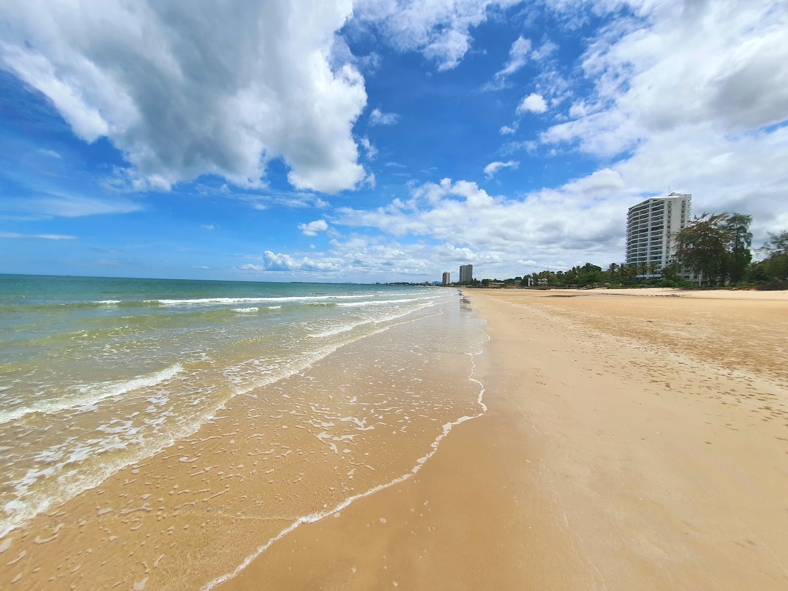 Φωτογραφία του Bang Ket Beach με φωτεινή άμμος επιφάνεια