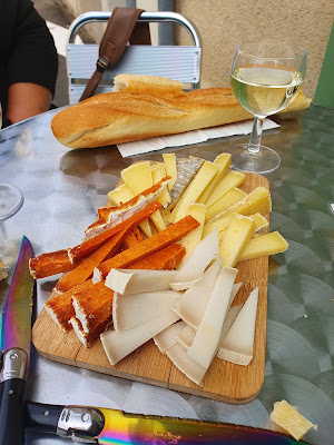 Café et panier des prés à Saint-Germain-des-Prés
