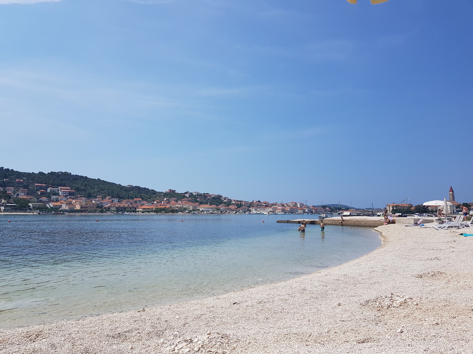 Fotografie cu Trogir beach cu o suprafață de nisip beige și pietricele