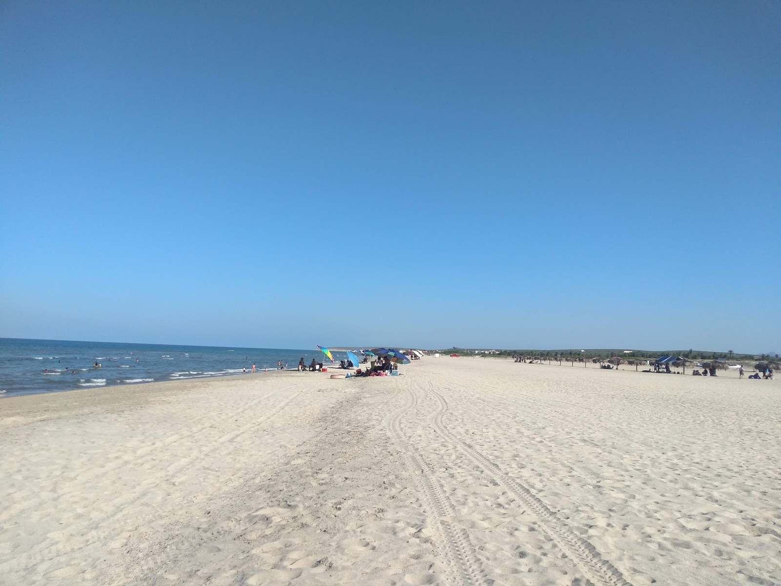 Zdjęcie Playa La Ribera z powierzchnią jasny piasek