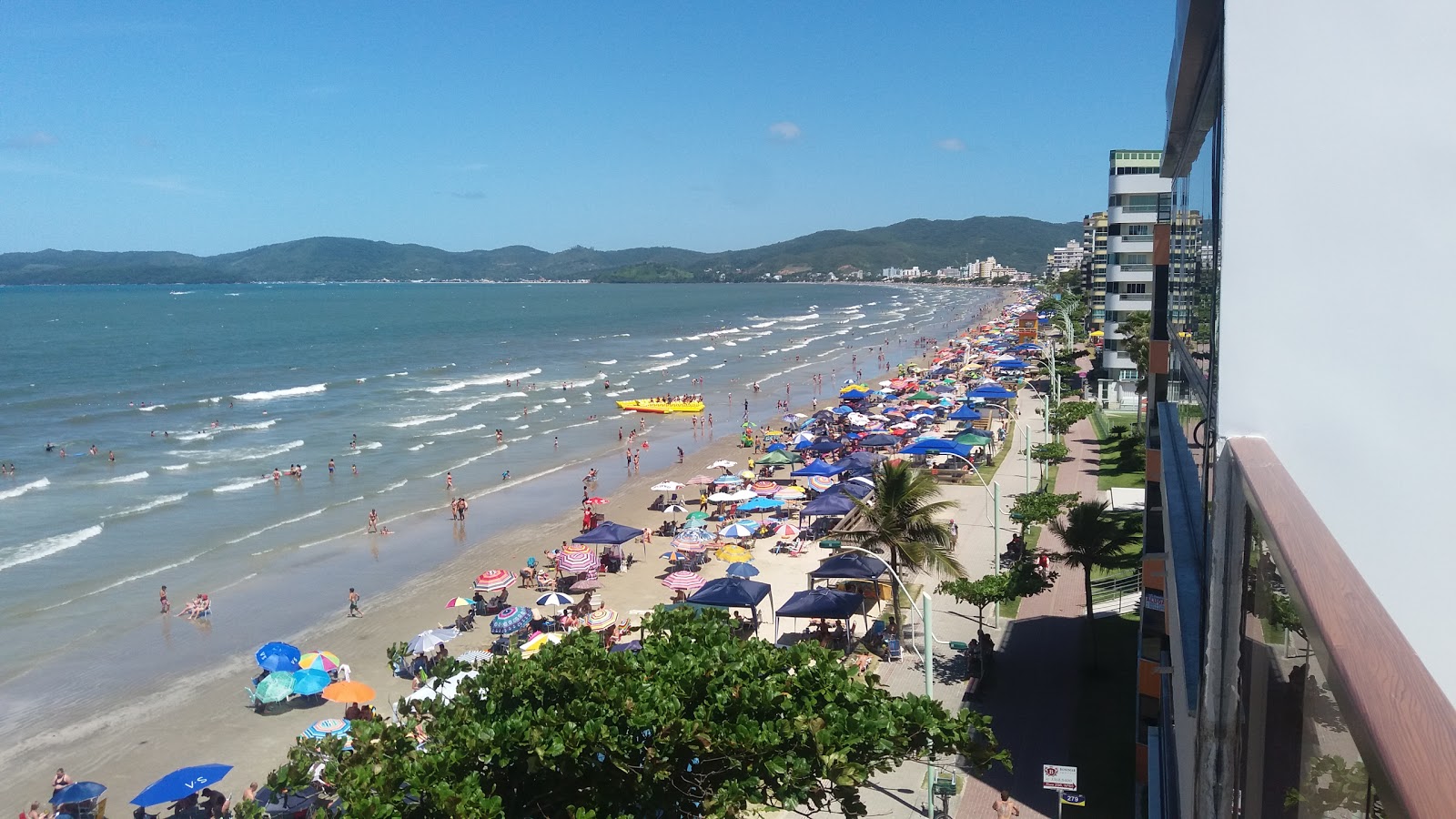 Foto de Praia de Itapema com água cristalina superfície