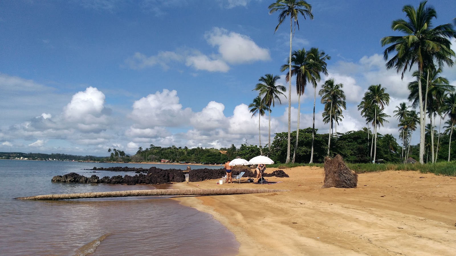 Foto van Coqueiros Beach en de nederzetting