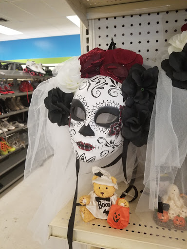 Thrift Store «Goodwill - Glendale», reviews and photos, 1622 W Glenoaks Blvd, Glendale, CA 91202, USA