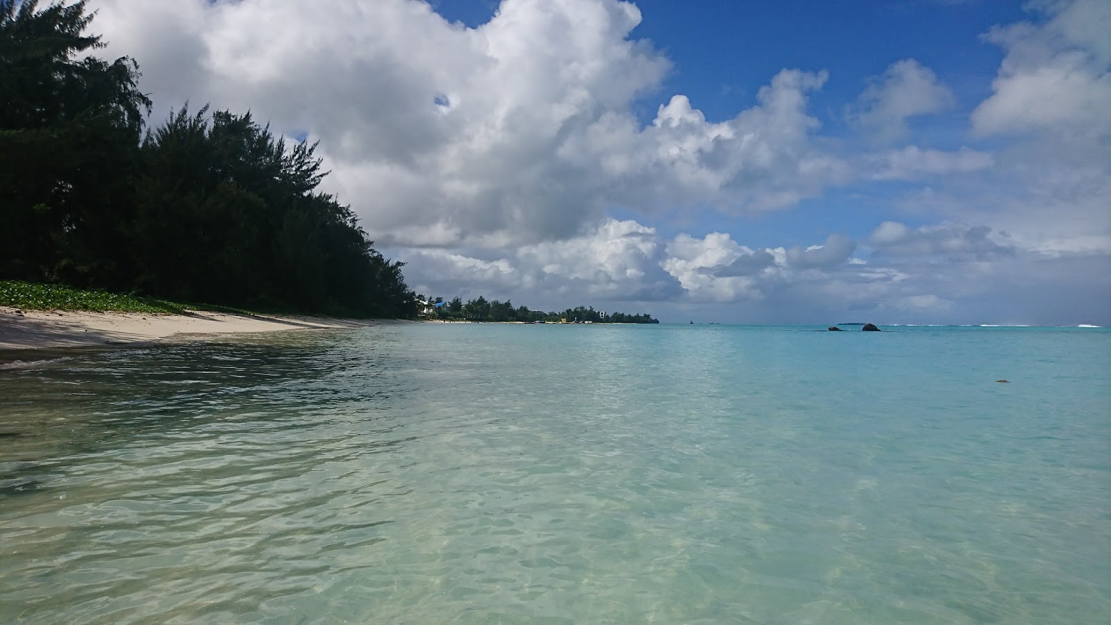 Foto de Tanapag Beach - lugar popular entre os apreciadores de relaxamento