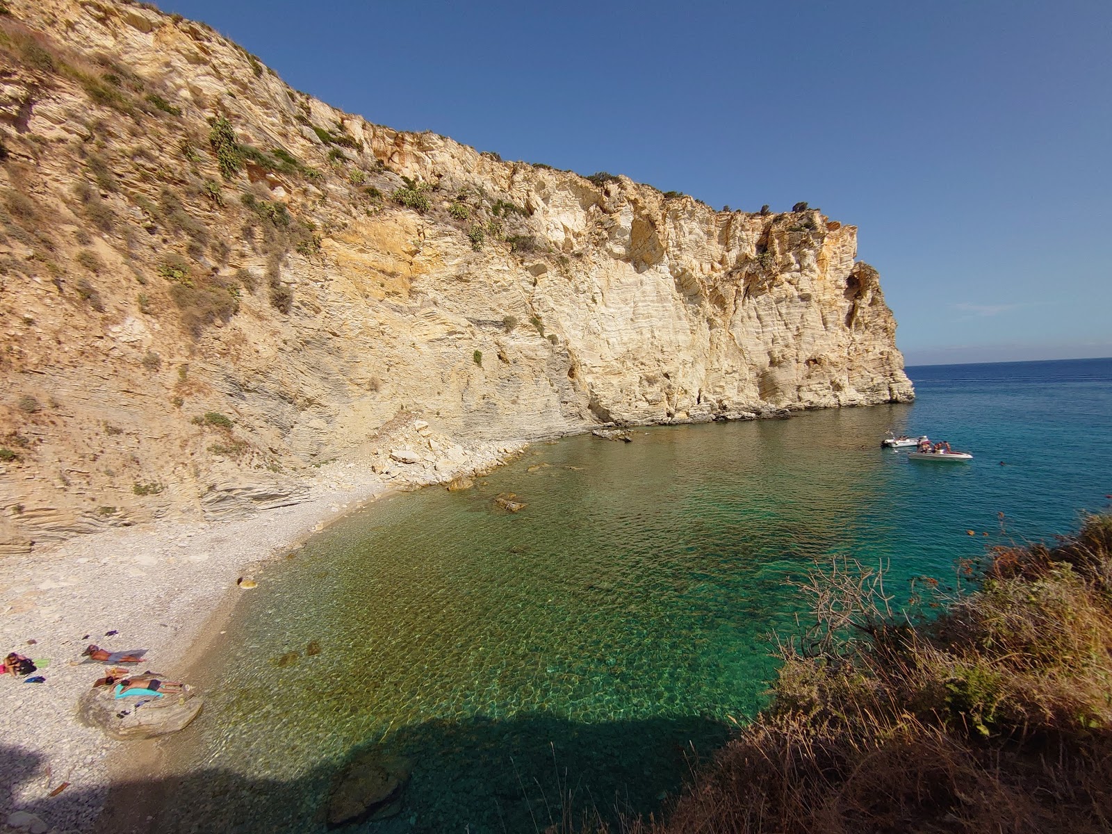 Cala dei Sogni的照片 带有碧绿色纯水表面