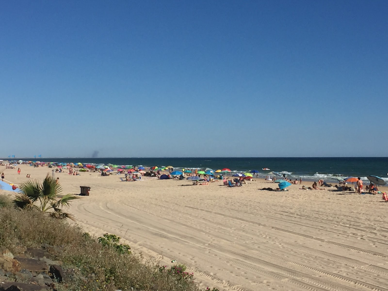 Photo de Playa de Matalascanas avec rivage droit, long