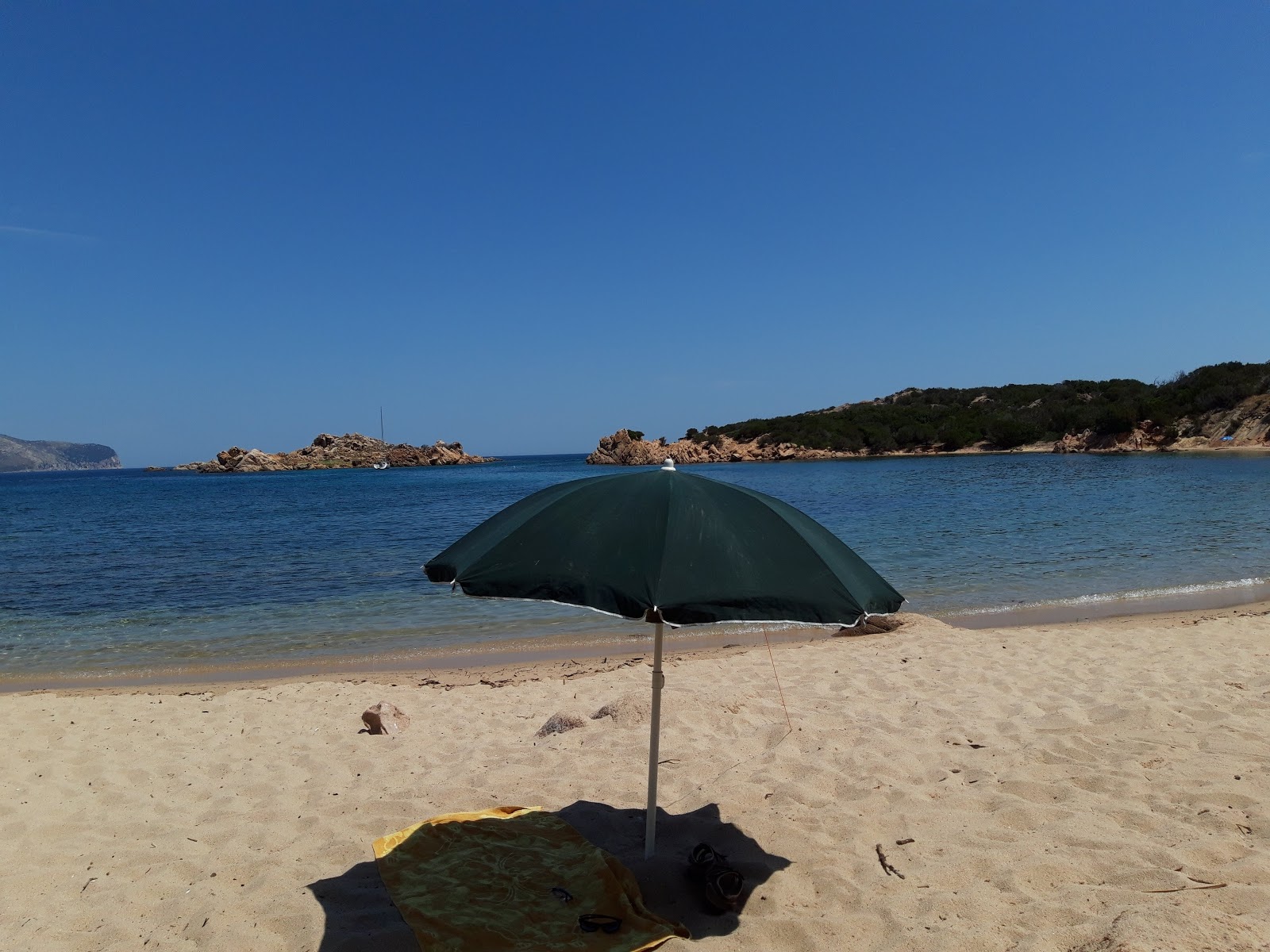 Spiaggia di Poltu Casu'in fotoğrafı birden fazla küçük koy ile birlikte