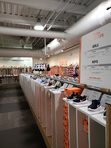 Shoe Store «DSW Designer Shoe Warehouse», reviews and photos, 60 NJ-17, Paramus, NJ 07652, USA