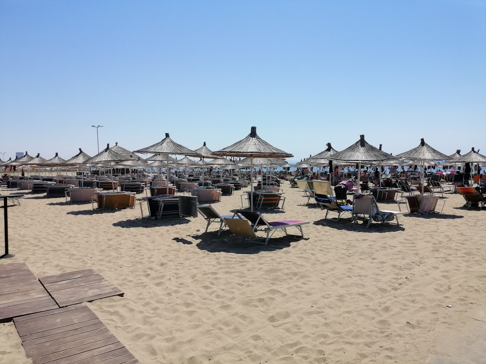 Photo de Durres IV beach avec rivage droit, long