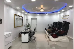 Daisy's Nail Spa image