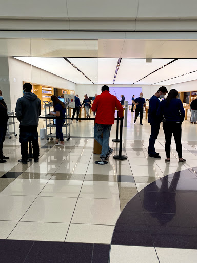 Computer Store «Apple Woodland», reviews and photos, 3195 28th St SE, Grand Rapids, MI 49512, USA