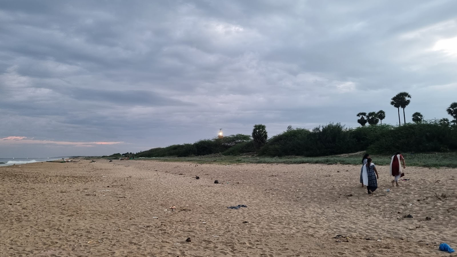 Foto di Ramayapattanam public Beach e l'insediamento