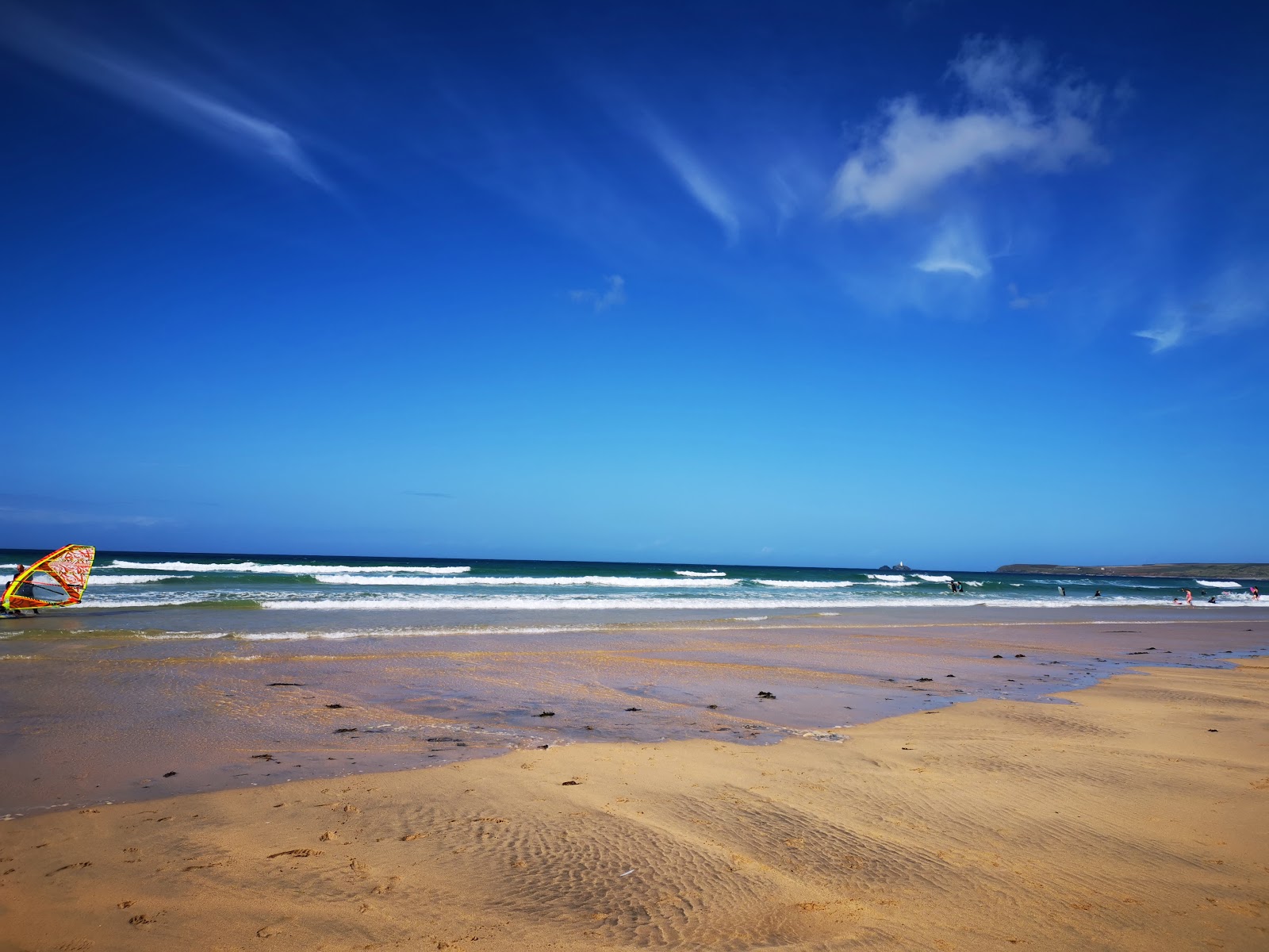 Foto van Porthkidney Strand met helder fijn zand oppervlakte