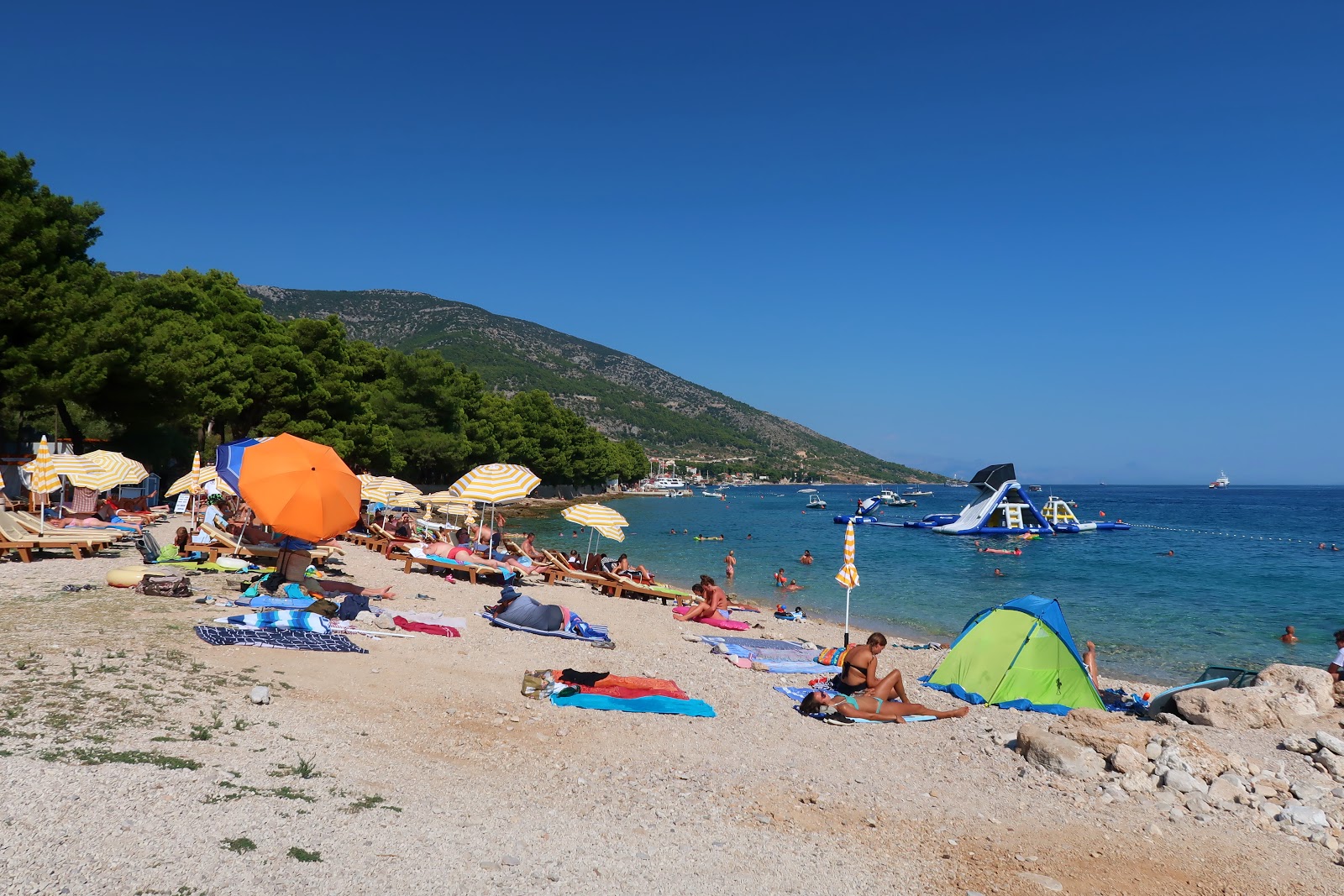 Foto von Ruza beach mit beiger kiesel Oberfläche