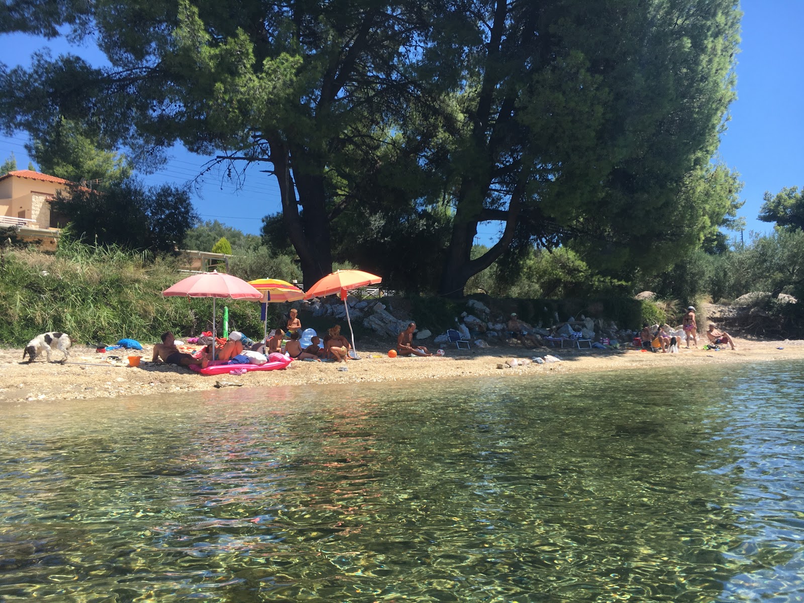 Foto av Elia beach med blå rent vatten yta