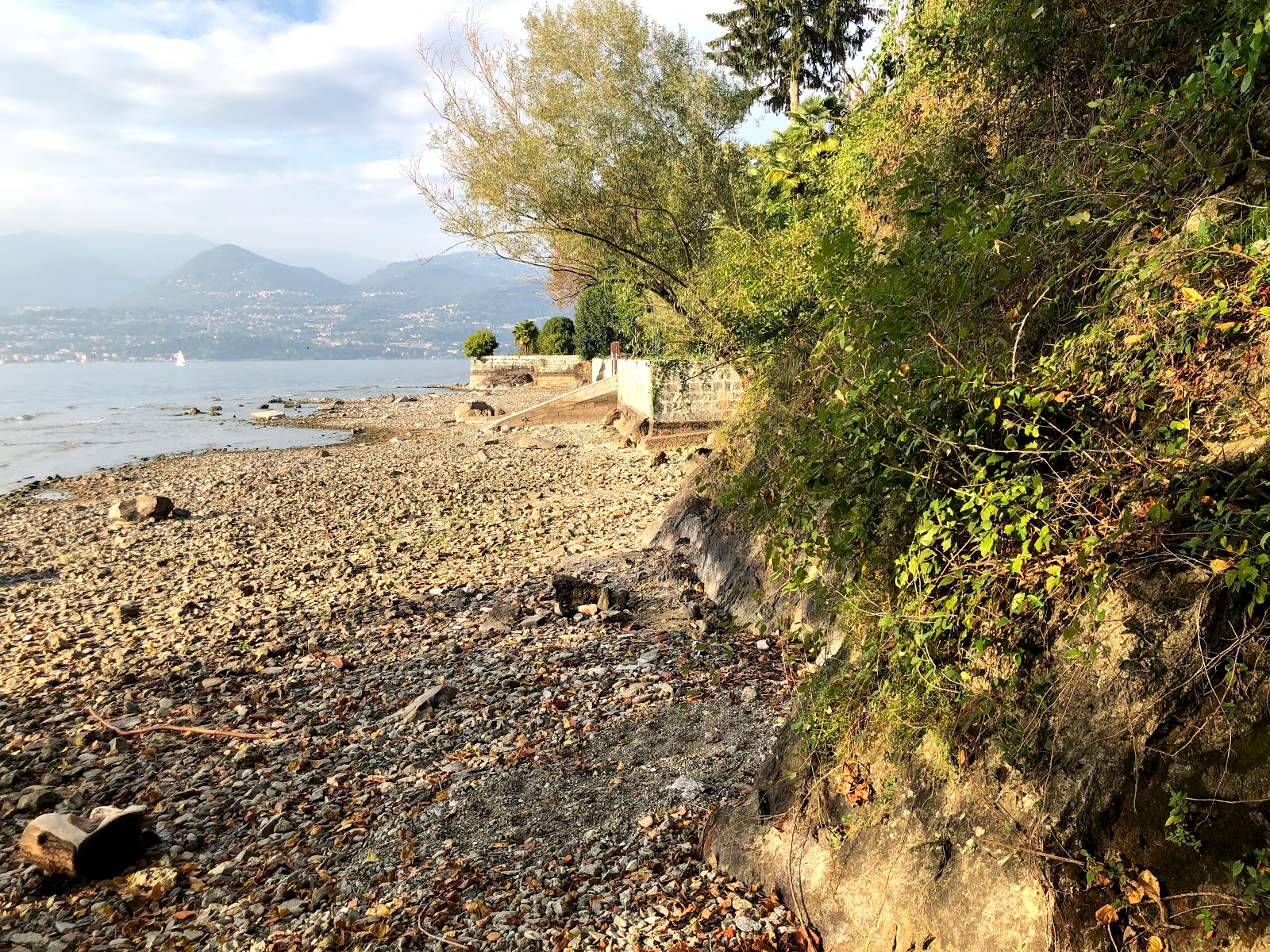 Foto di Spiaggia pubblica tra Fortino e Cerro con una superficie del sabbia beige e ciottoli