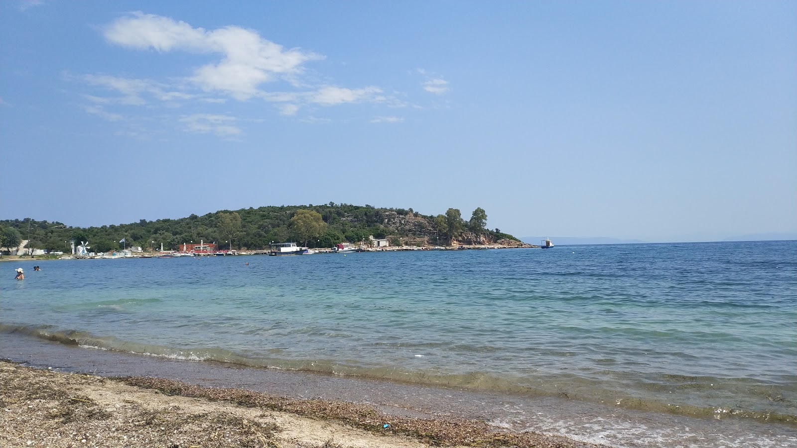 Kritharia beach'in fotoğrafı turkuaz saf su yüzey ile