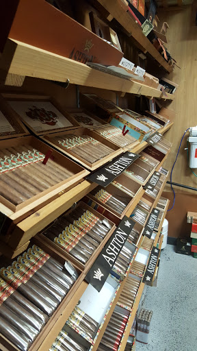 Cigar Shop «MC Cigar Shop and Lounge», reviews and photos, 3331 Lithia Pinecrest Rd, Valrico, FL 33596, USA