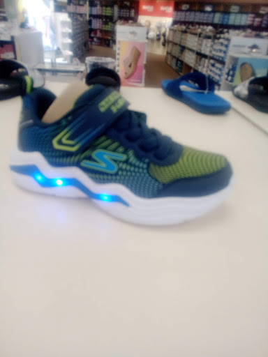 Shoe Store «Famous Footwear», reviews and photos, 1500 13th Ave E, West Fargo, ND 58078, USA