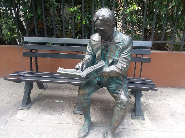 Estatua hombre leyendo el periodico
