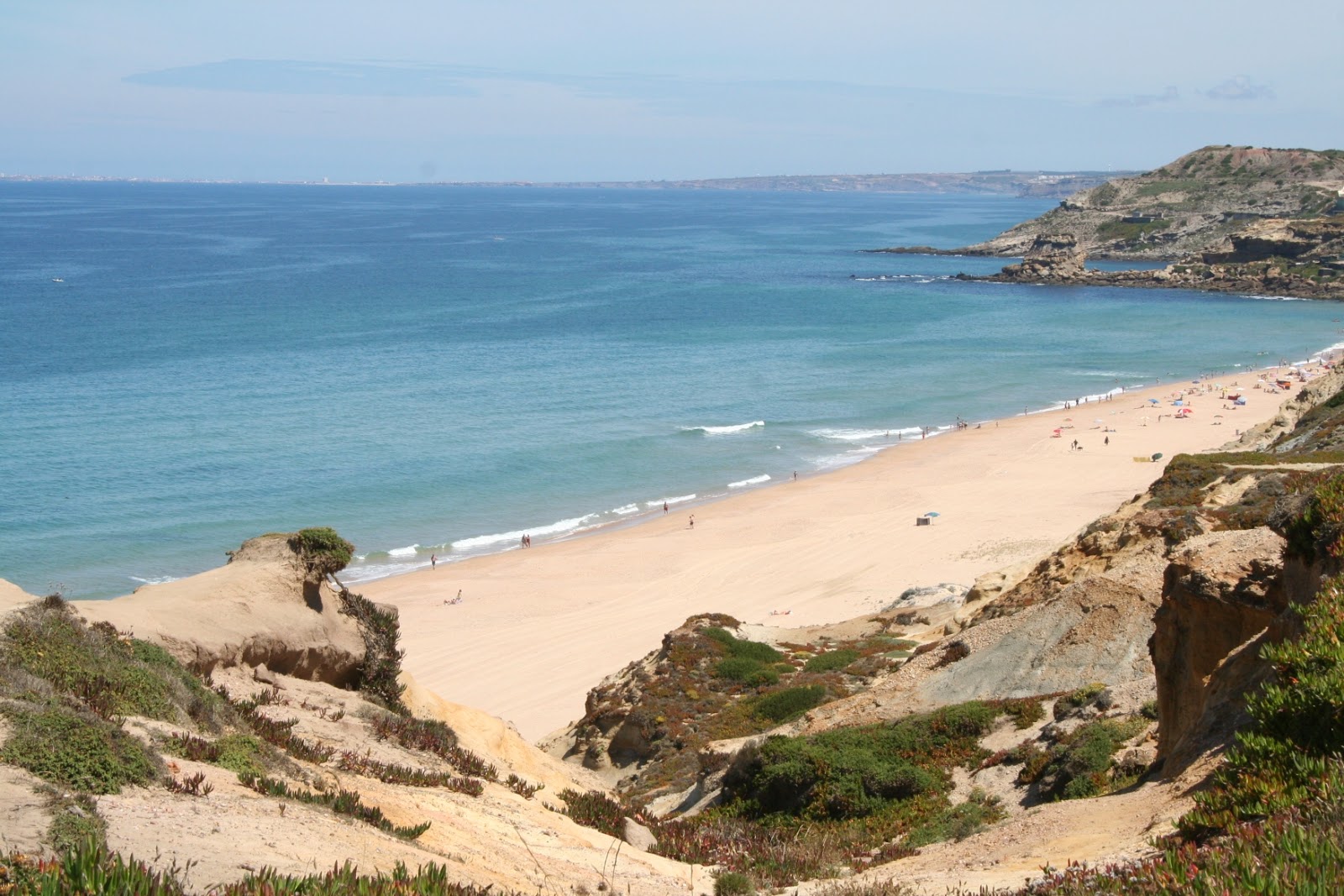 Foto von Praia de Santa Rita von Klippen umgeben